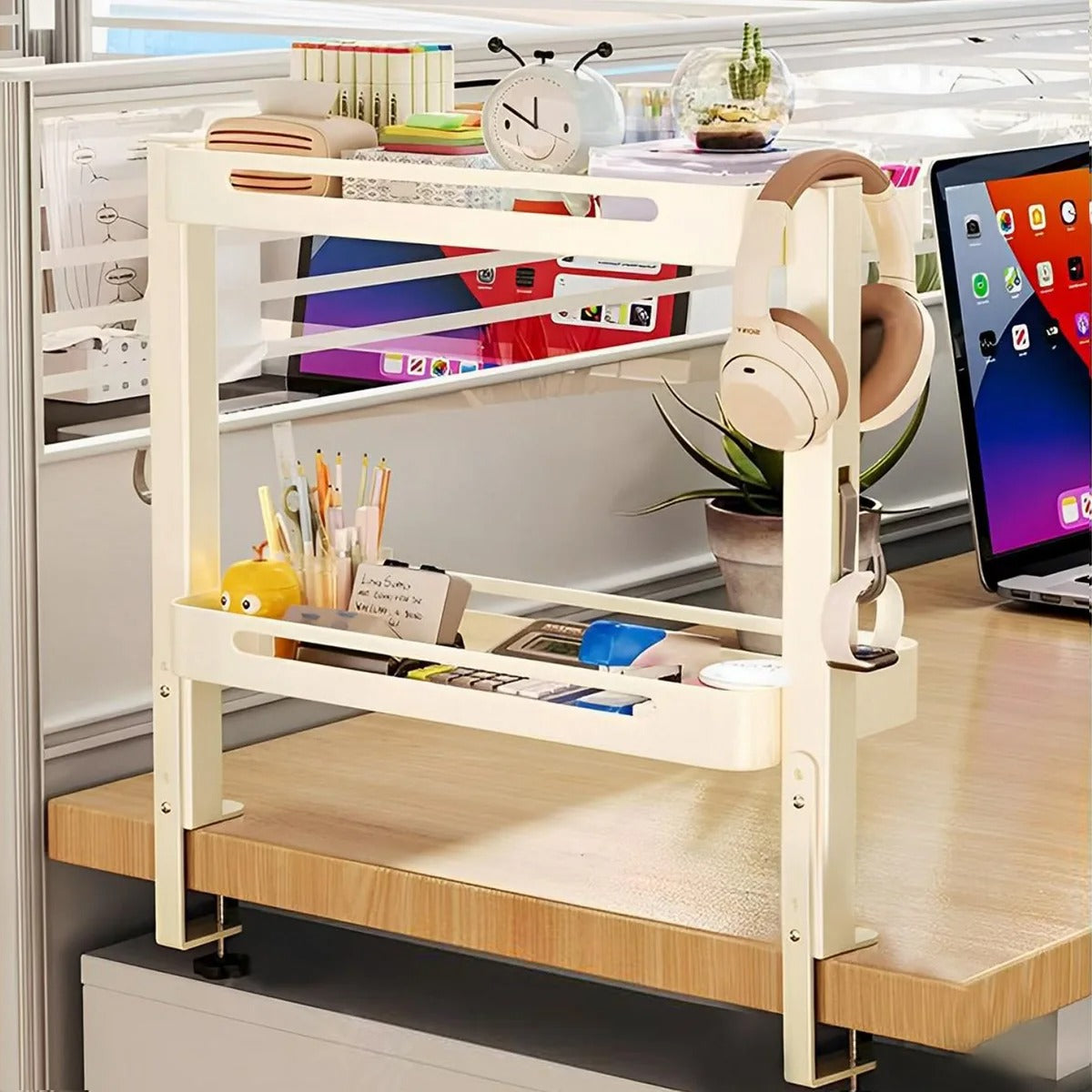 Etagère de bureau à pinces blanche sur 2 niveaux avec matériel de papeterie