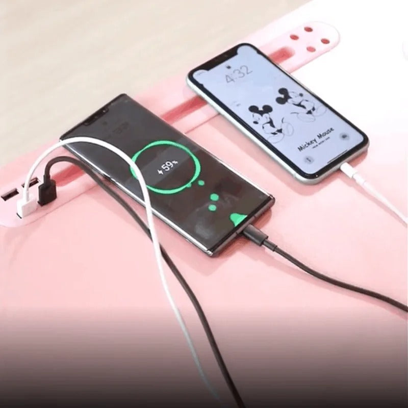 Gros plan des connexions du petit bureau rose