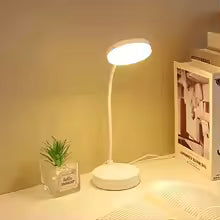 Lampe led blanche vue de profil et éclairage amelioré au-dessus du livre
