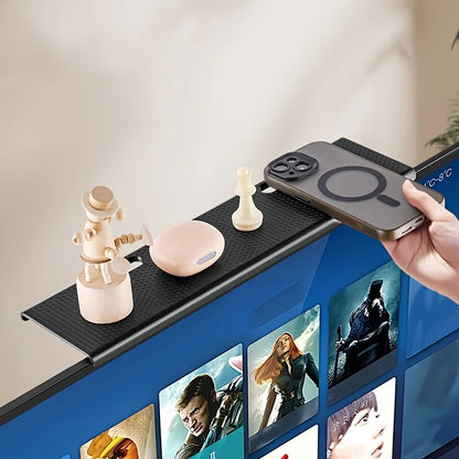 Position de l'étagère de bureau noire derrière un écran