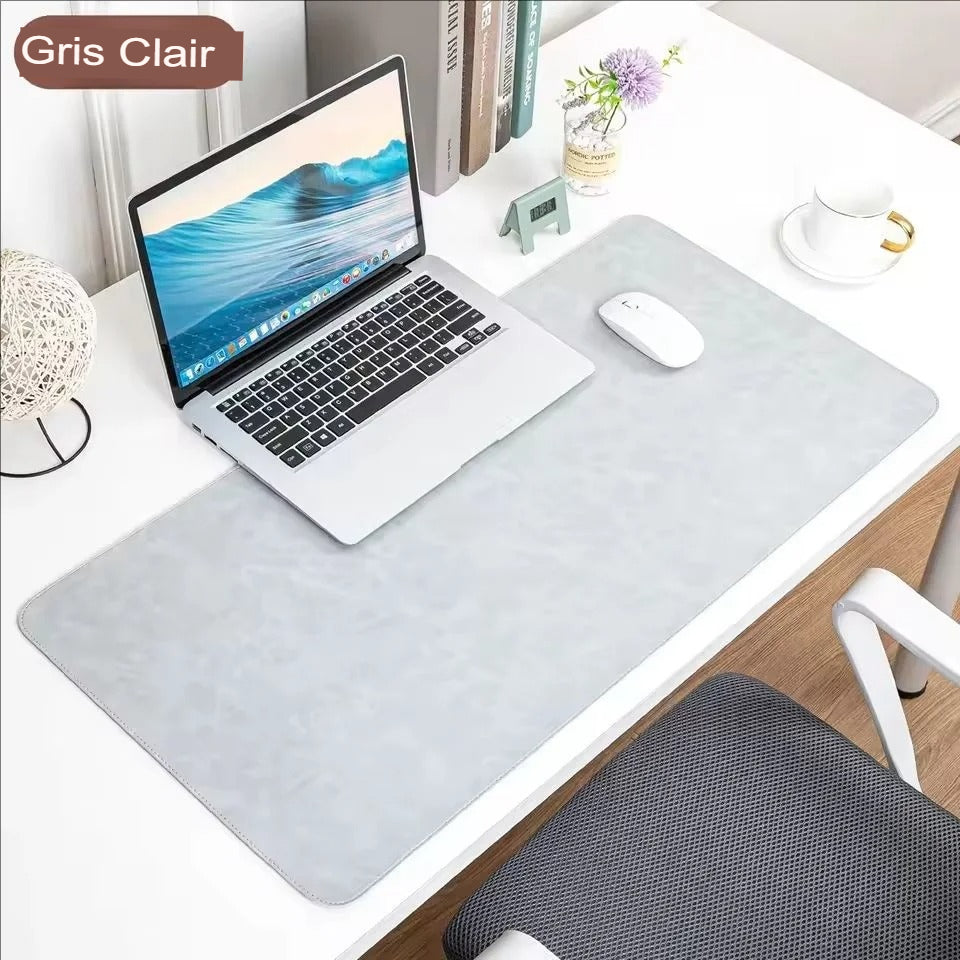Tapis de souris gris clair sur un bureau