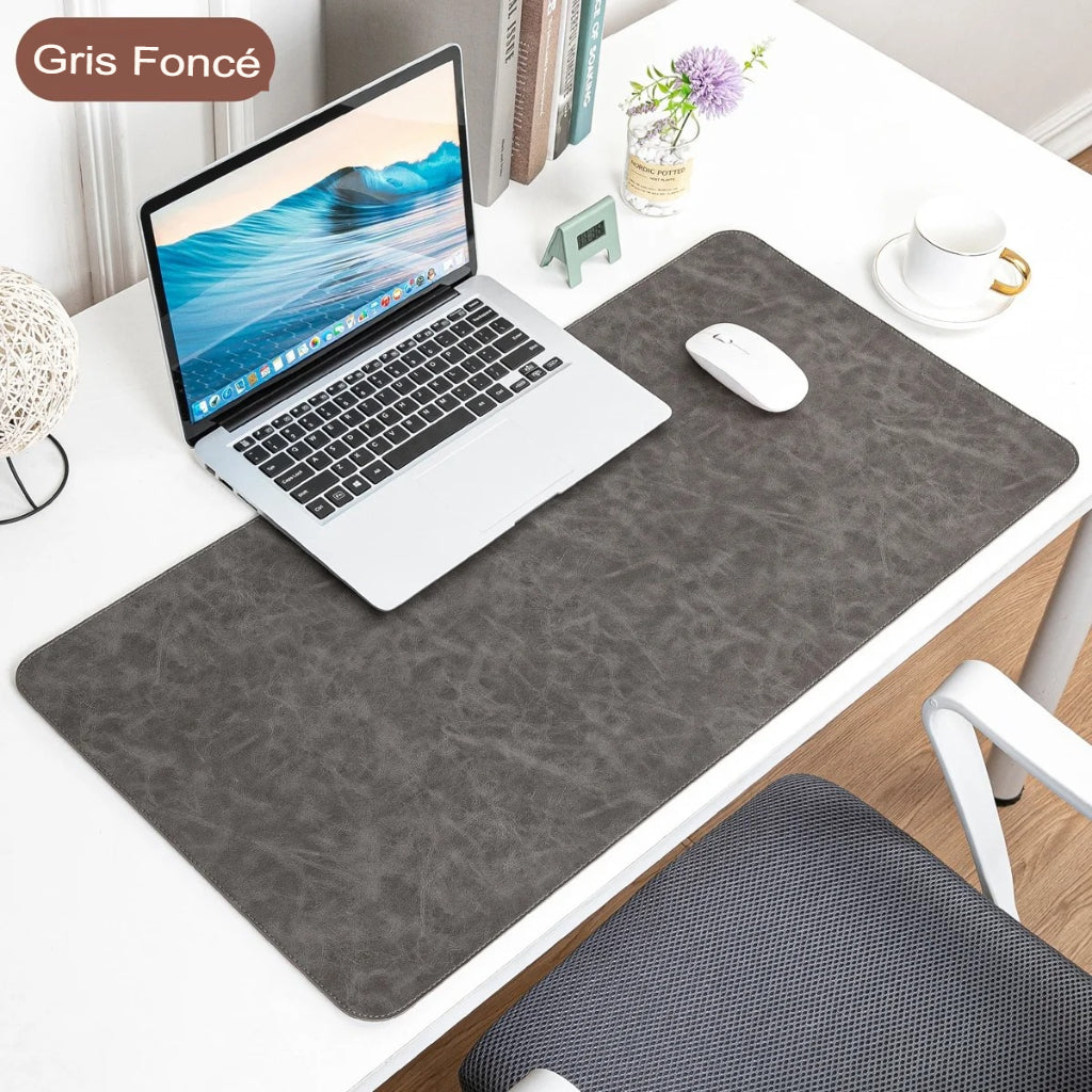 Tapis de souris gris foncé sur un bureau