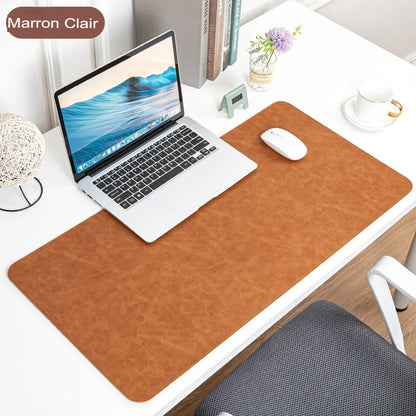 Tapis de souris marron clair sur un bureau