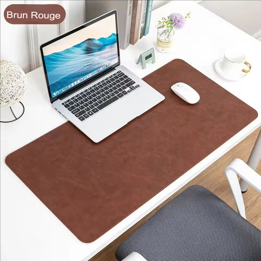 Tapis de souris marron sur un bureau