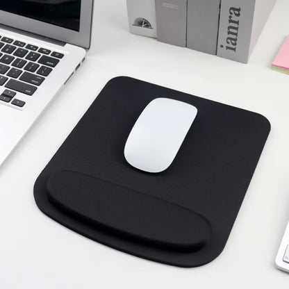 Tapis de souris noir comportant une souris blanche