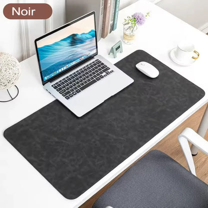 Tapis de souris noir sur un bureau